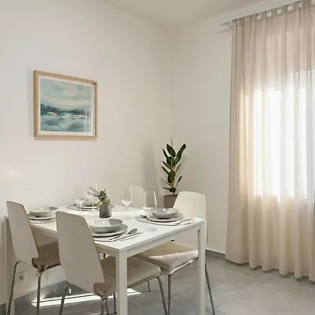 Spacious 3br Near Metro Apartment Prague